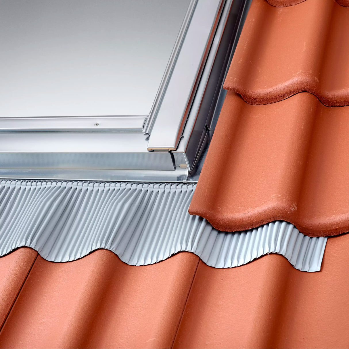 66x118 cm VELUX Pro+ EDW FK06 2300 Tile Flashing with Insulation | Zinc Finish.
