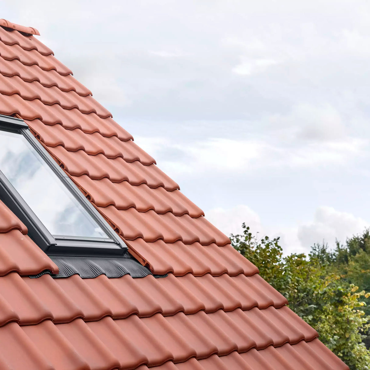 134x118 cm VELUX Pro EDW UK06 1000 Tile Flashing with Insulation | Grey Aluminium Finish.