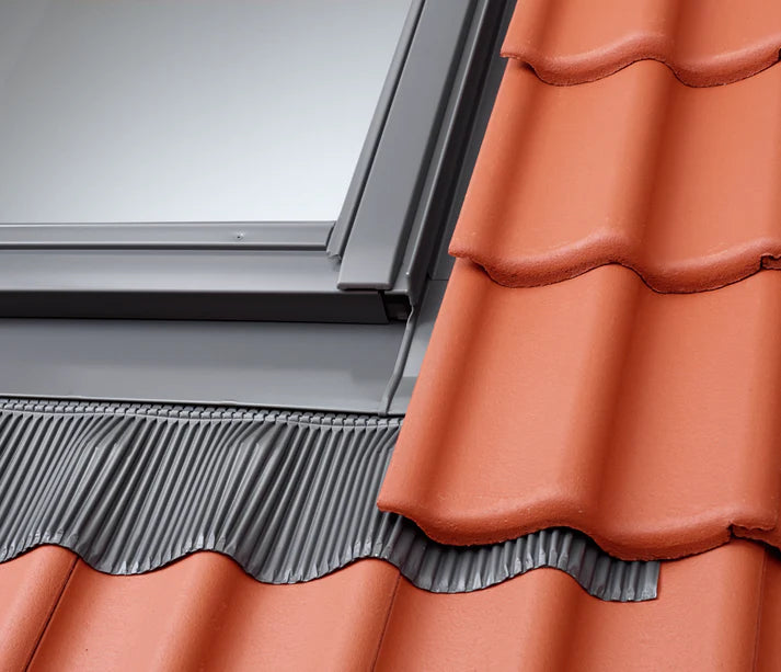 134x160 cm VELUX Pro+ EDW UK10 2000 Tile Flashing with Insulation | Grey Aluminium Finish.