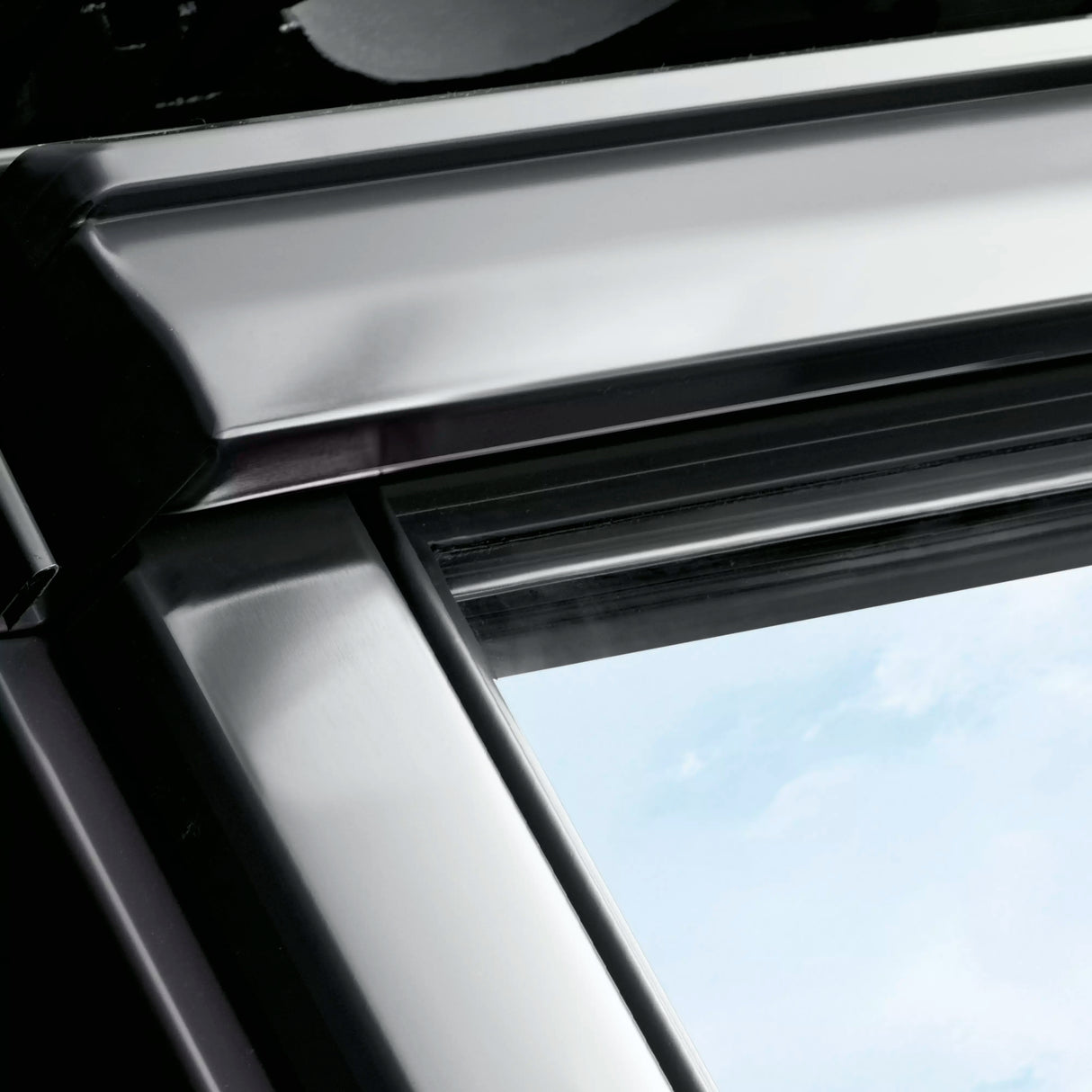 55x98 cm VELUX GGU CK04 0366 Finestra per tetti a bilico manuale | Poliuretano bianco senza manutenzione | Triplo vetro.