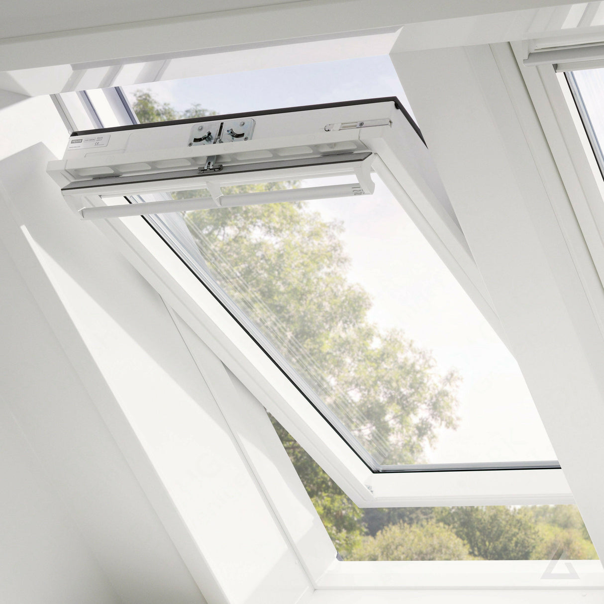 55x98 cm VELUX GGU CK04 0366 Finestra per tetti a bilico manuale | Poliuretano bianco senza manutenzione | Triplo vetro.