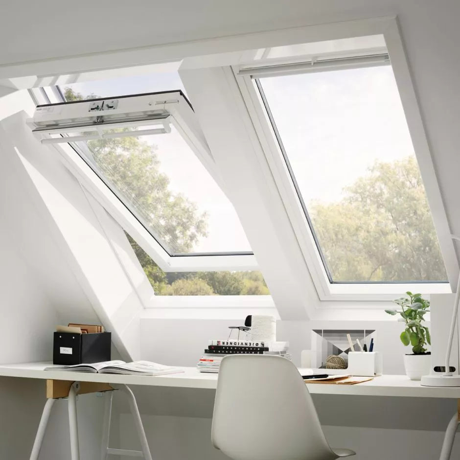 55x98 cm VELUX GGU CK04 0366 Finestra per tetti a bilico manuale | Poliuretano bianco senza manutenzione | Triplo vetro.